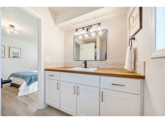 2775 Ne LINDEN Ave, Gresham, OR 97030