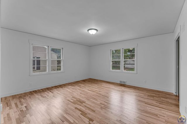 3636 SW Stratford RD, Topeka, KS 66604