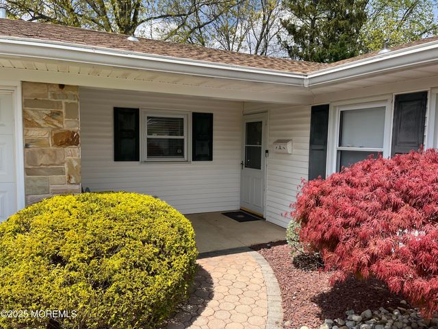 32 Idlewild Lane, Aberdeen, NJ 07747