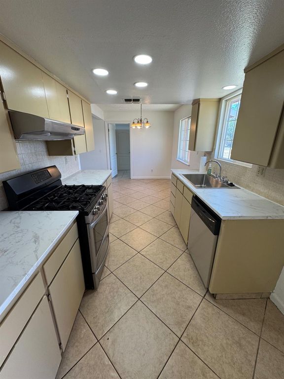 Image 2 of property listing at 26295 Dillon Way, Madera, CA 93638