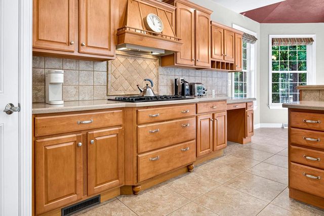 1568 KINGSWOOD DRIVE, Neenah, WI 54956
