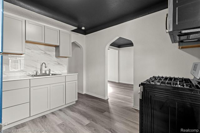 5514 Ashley Street, Grosse Pointe, MI 48236