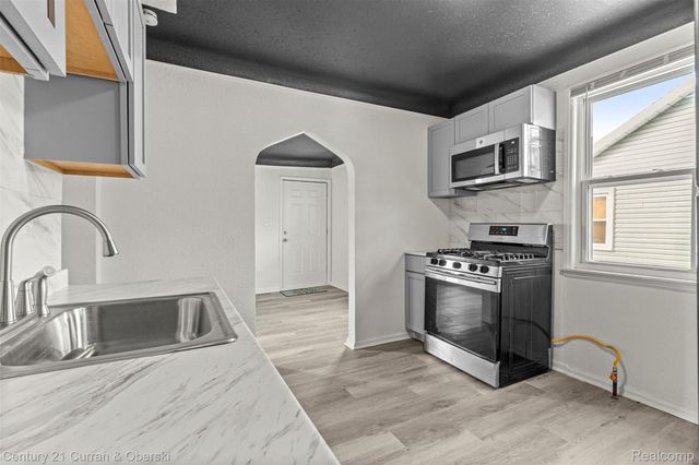 5514 Ashley Street, Grosse Pointe, MI 48236