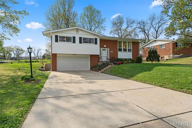 5100 Caribee Drive, St Louis, MO 63128
