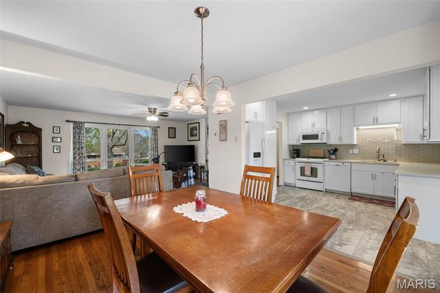 5100 Caribee Drive, St Louis, MO 63128