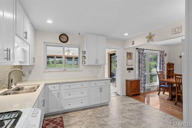 5100 Caribee Drive, St Louis, MO 63128