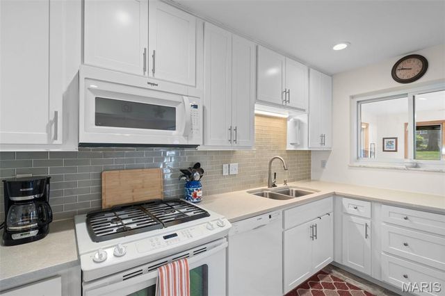 5100 Caribee Drive, St Louis, MO 63128