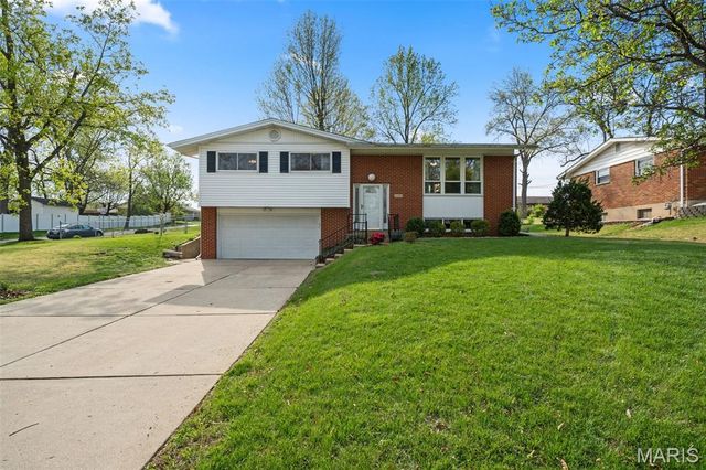 5100 Caribee Drive, St Louis, MO 63128