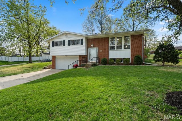 5100 Caribee Drive, St Louis, MO 63128