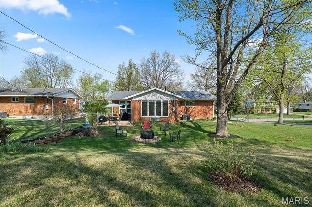 5100 Caribee Drive, St Louis, MO 63128