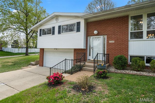 5100 Caribee Drive, St Louis, MO 63128