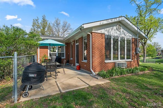 5100 Caribee Drive, St Louis, MO 63128