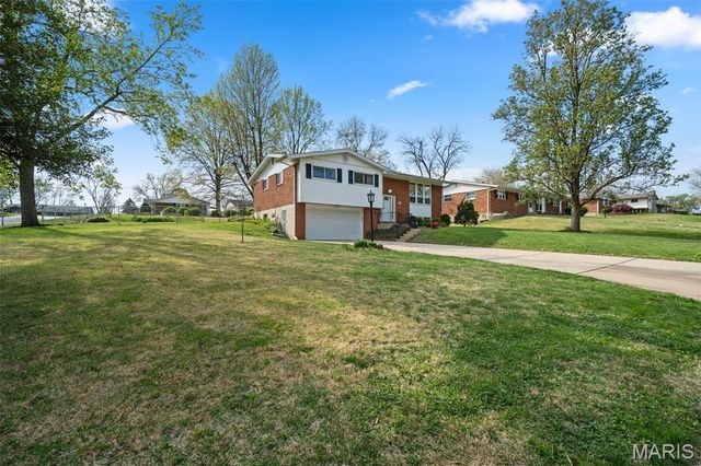 5100 Caribee Drive, St Louis, MO 63128