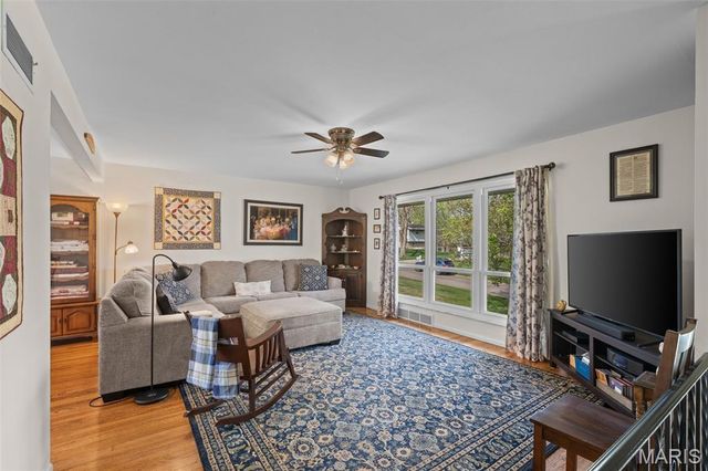 5100 Caribee Drive, St Louis, MO 63128