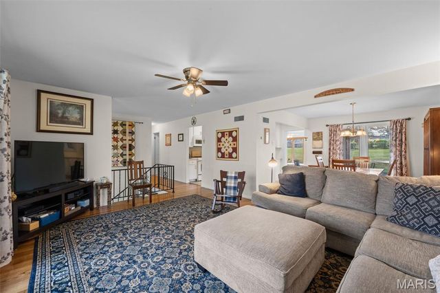 5100 Caribee Drive, St Louis, MO 63128