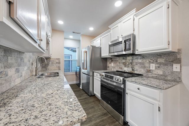9 Brookhollow Place, Bentonville, AR 72712
