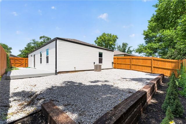 9 Brookhollow Place, Bentonville, AR 72712