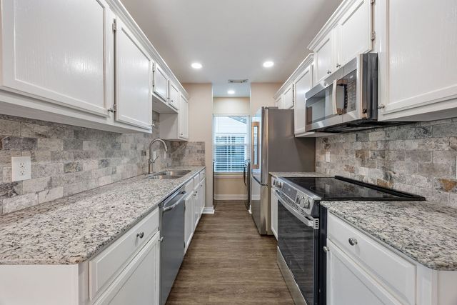 9 Brookhollow Place, Bentonville, AR 72712