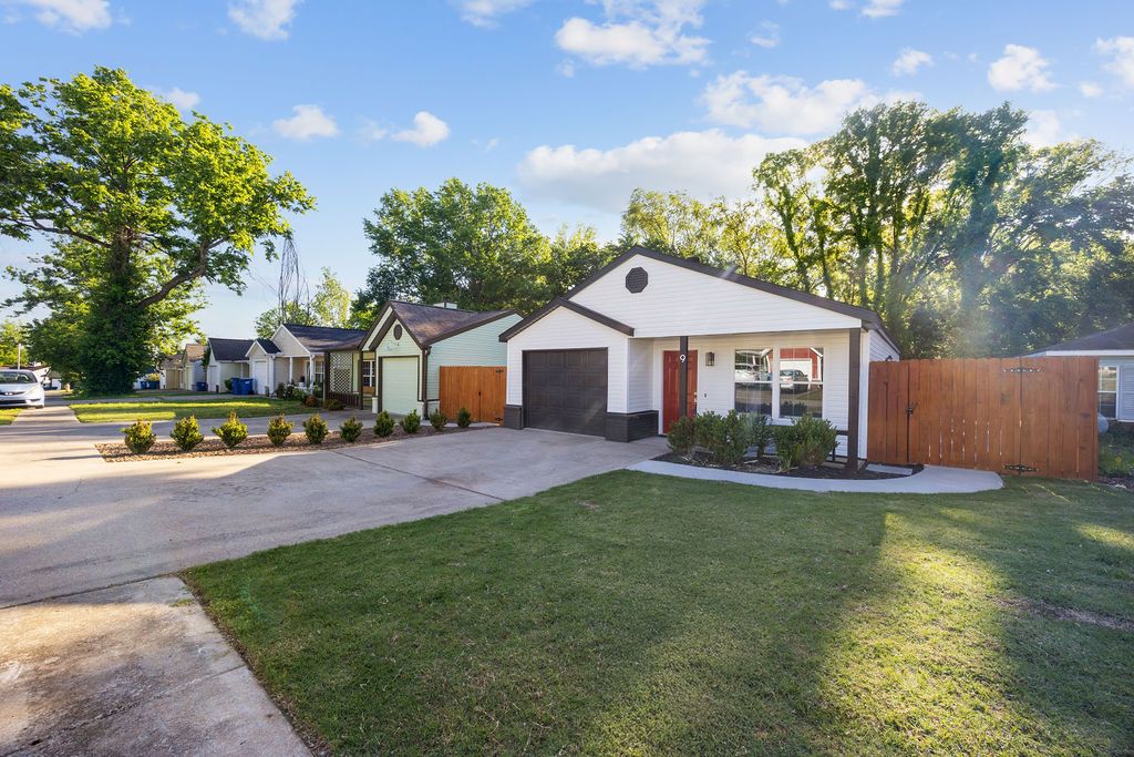 9 Brookhollow Place, Bentonville, AR 72712