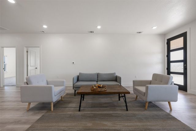 195 Bianca CIR, Del Valle, TX 78617