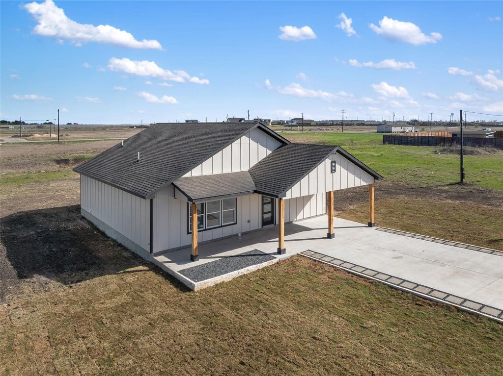 195 Bianca CIR, Del Valle, TX 78617