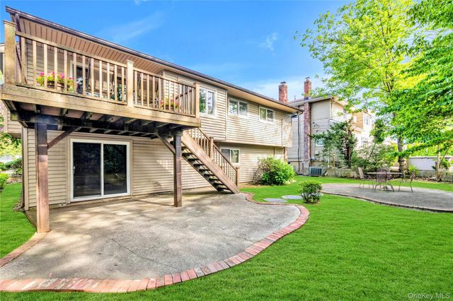 22 Valley Lane W, North Woodmere, NY 11581
