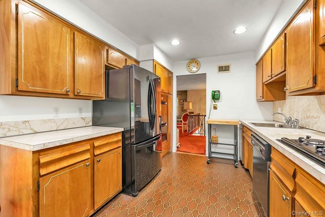 22 Valley Lane W, North Woodmere, NY 11581