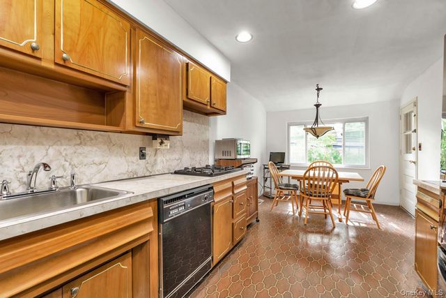 22 Valley Lane W, North Woodmere, NY 11581