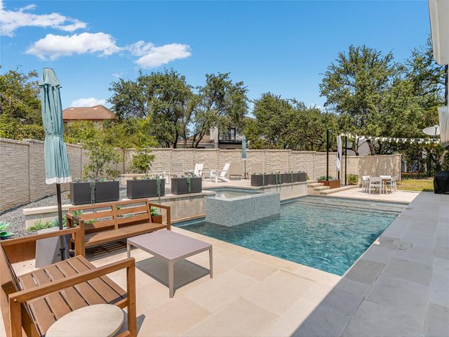 75 Stillmeadow DR, The Hills, TX 78738