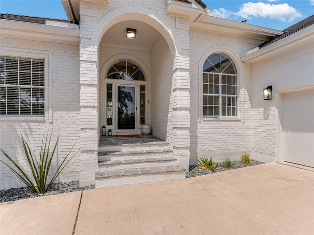 75 Stillmeadow DR, The Hills, TX 78738