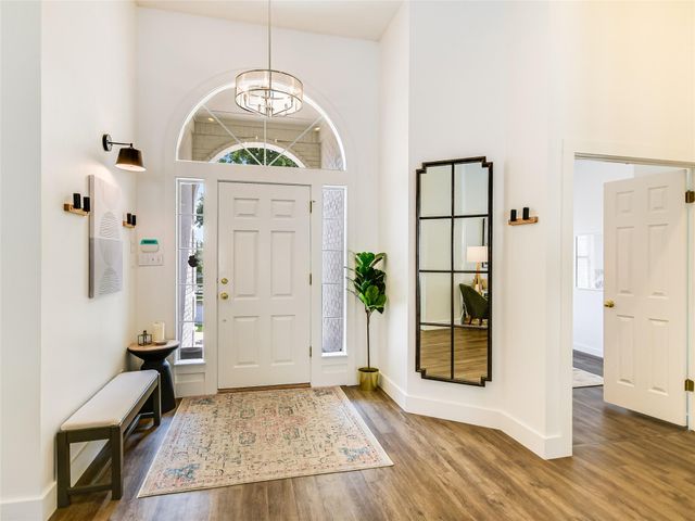 75 Stillmeadow DR, The Hills, TX 78738