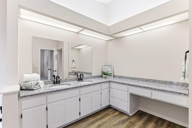 6677 Stillwater Boulevard N, Oakdale, MN 55128