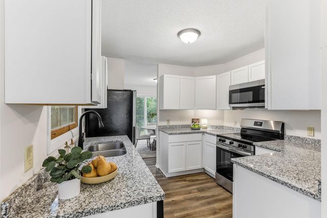 6677 Stillwater Boulevard N, Oakdale, MN 55128
