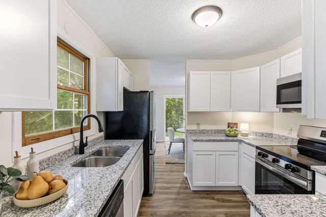 6677 Stillwater Boulevard N, Oakdale, MN 55128