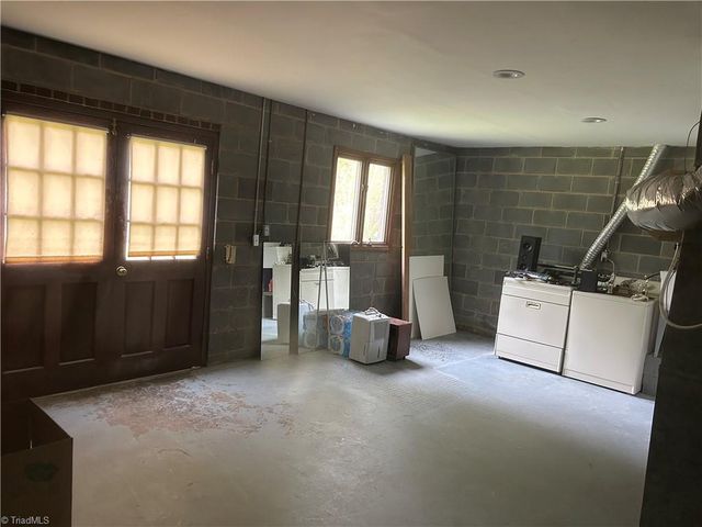 512 Forest Lane, Yadkinville, NC 27055