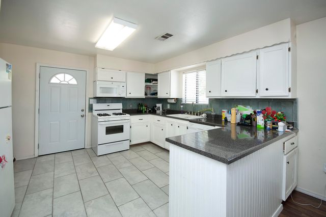 5911 Lucca Avenue SW, Albuquerque, NM 87121