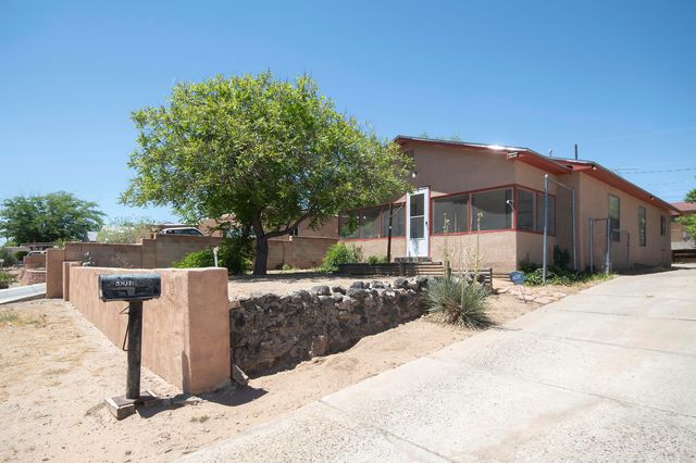 5911 Lucca Avenue SW, Albuquerque, NM 87121