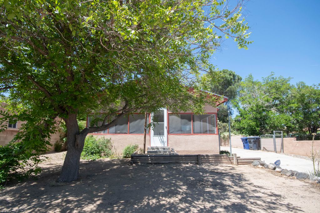 5911 Lucca Avenue SW, Albuquerque, NM 87121