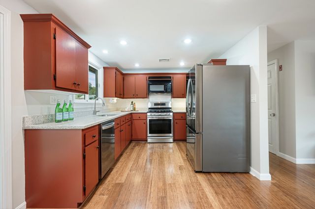 12 Kennedy Rd, Bellingham, MA 02019