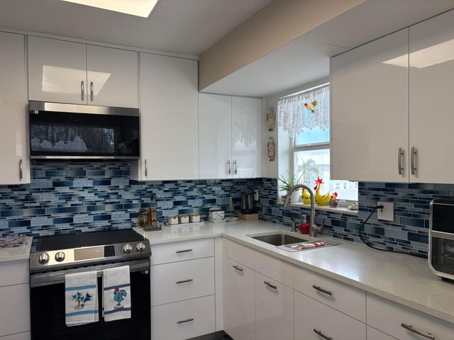 10 COLONIAL CLUB Drive 305, Boynton Beach, FL 33435