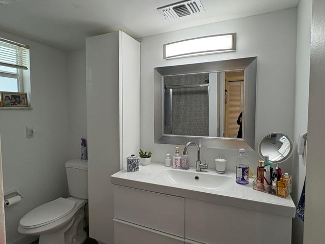 10 COLONIAL CLUB Drive 305, Boynton Beach, FL 33435