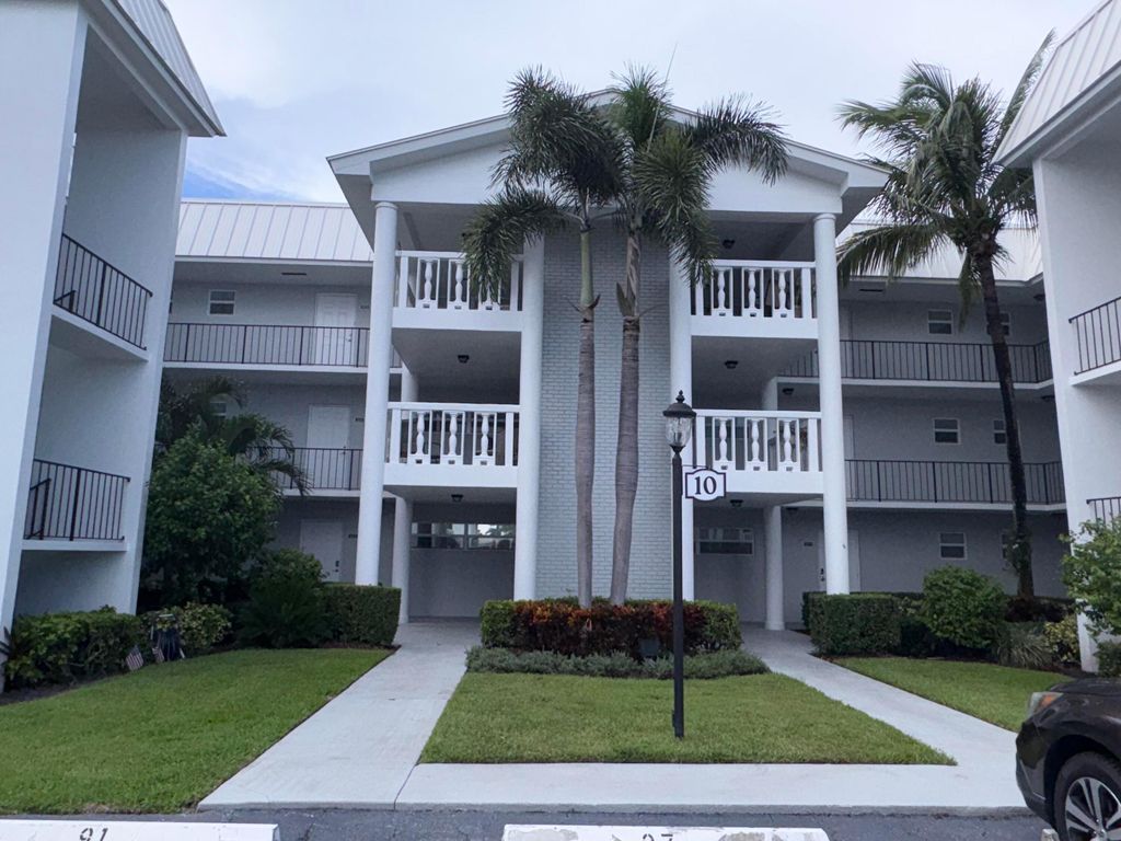 10 COLONIAL CLUB Drive 305, Boynton Beach, FL 33435