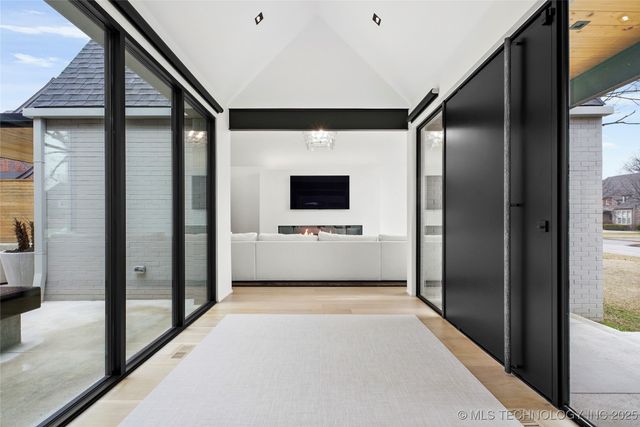 2501 S Columbia Avenue, Tulsa, OK 74114