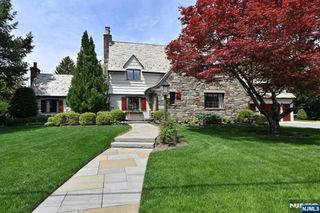 3 Hollis Drive, Ho-ho-kus, NJ 07423