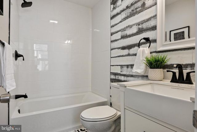 28 W GREENWOOD AVE, Oaklyn, NJ 08107