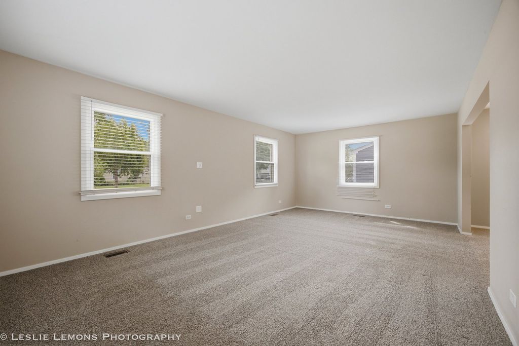 651 WOODHOLLOW Lane, Buffalo Grove, IL 60089 — photo 2