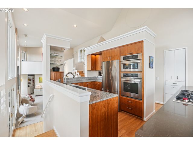 1716 Sw HIGH St, Portland, OR 97201