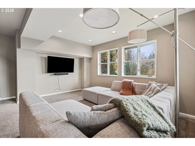 1716 Sw HIGH St, Portland, OR 97201