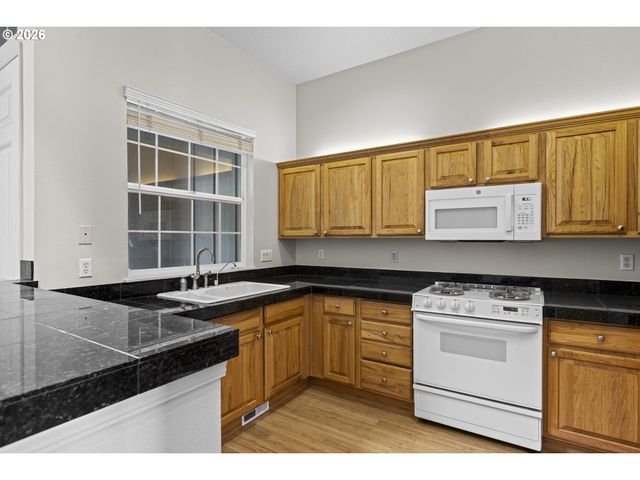 6443 Ne BRIGHTON St, Hillsboro, OR 97124
