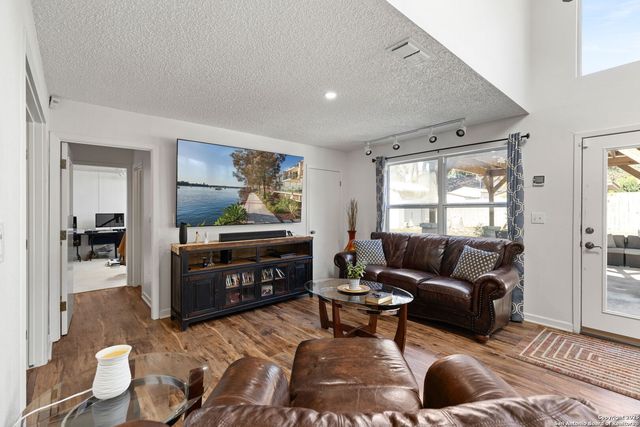 713 Fawndale Ln, Windcrest, TX 78239